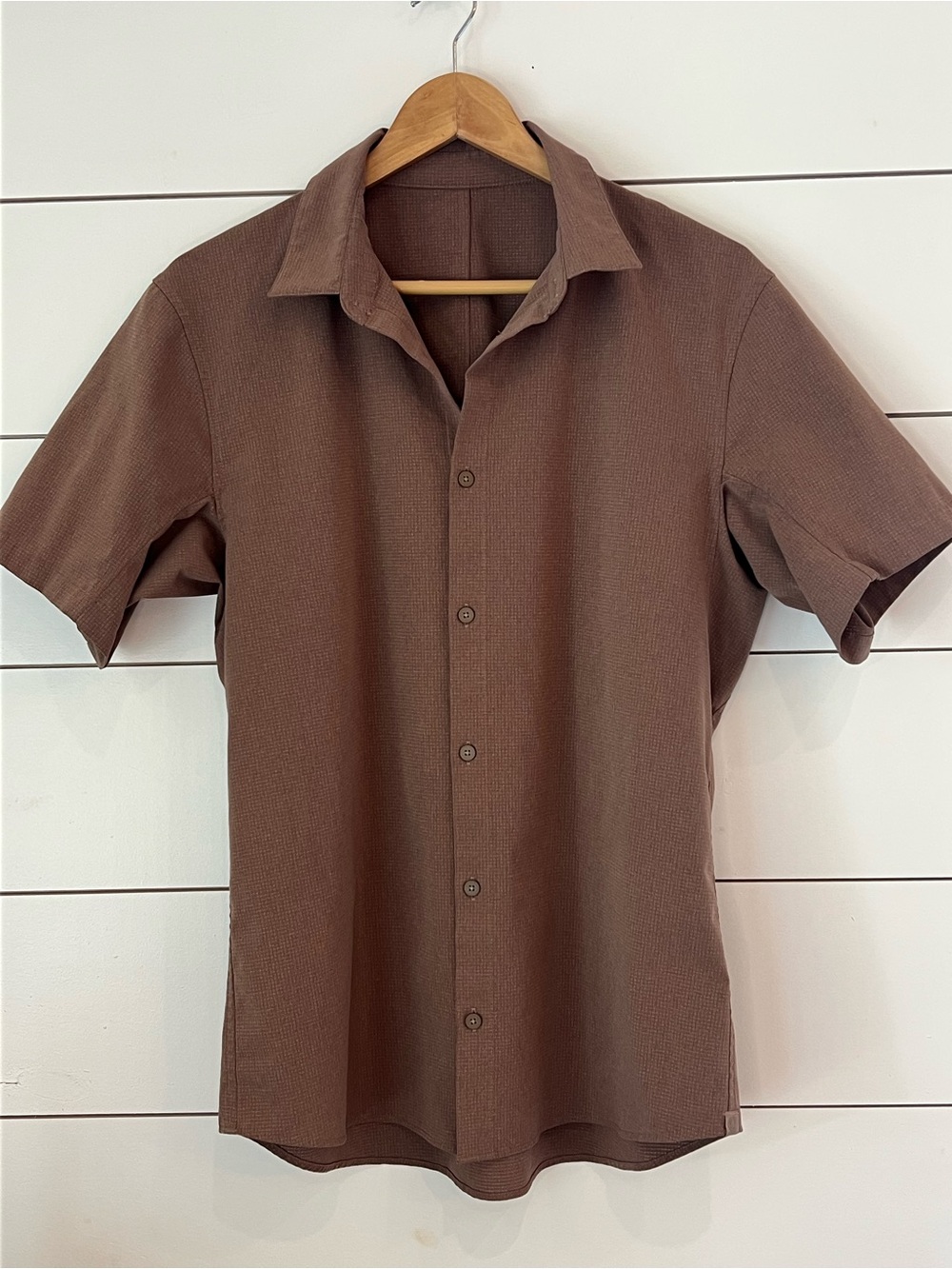 lululemon athletica Men's Short-Sleeve Button Down Shirt - Brown/ athleisure